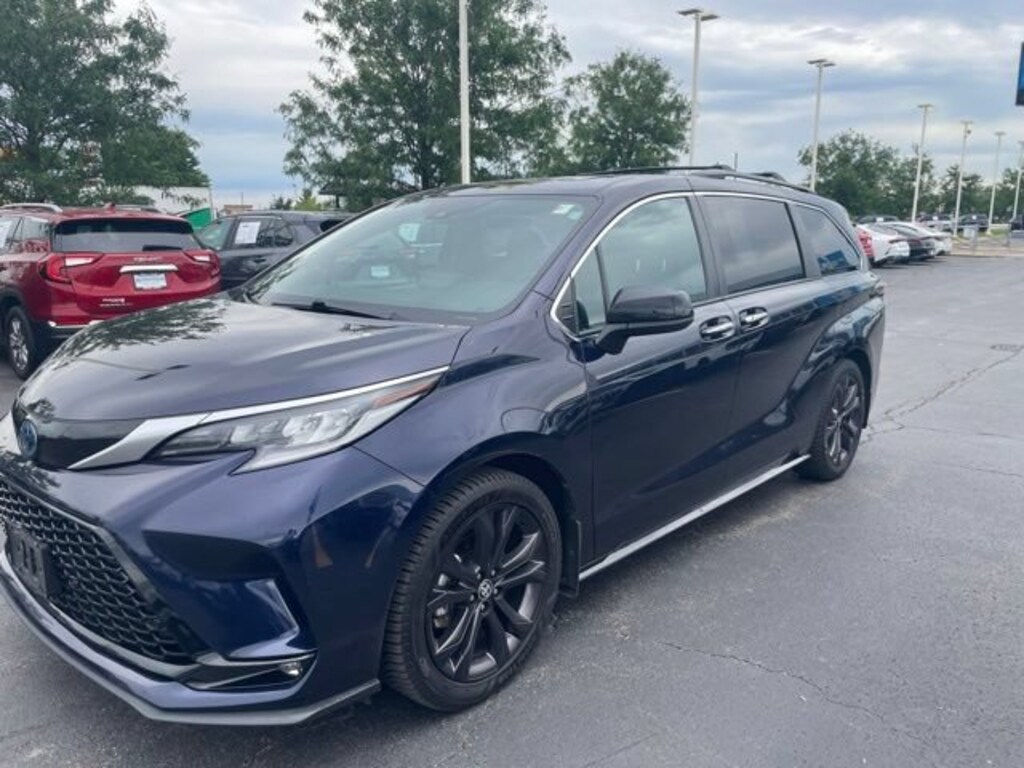 Used 2023 Toyota Sienna XSE Minivan