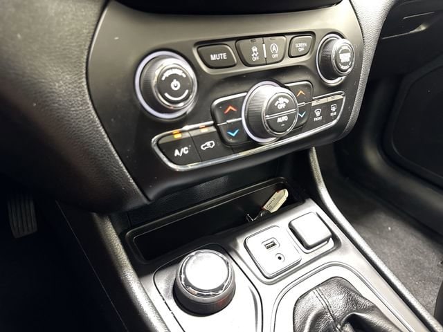 2022 Jeep Cherokee Latitude Lux - Photo 20