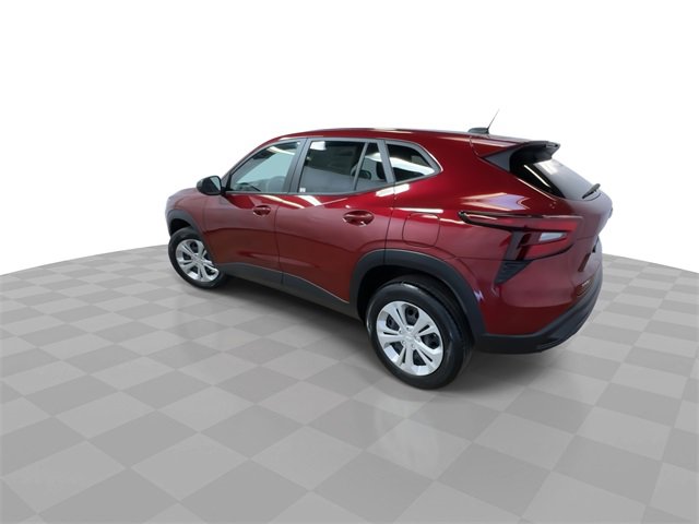 2025 Chevrolet Trax LS photo 2