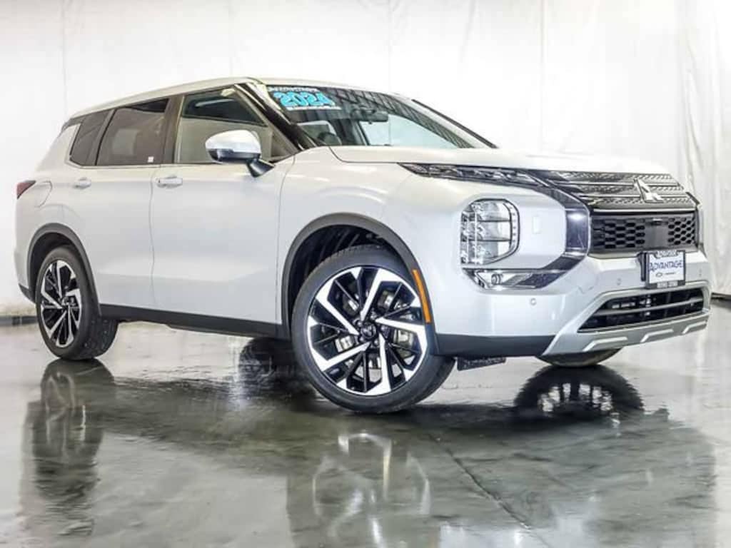 Used 2024 Mitsubishi Outlander SE
