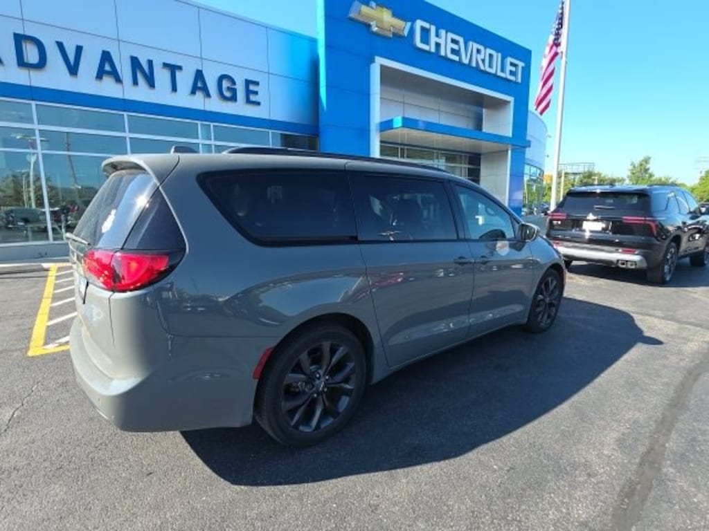 Used 2020 Chrysler Pacifica Touring L Minivan