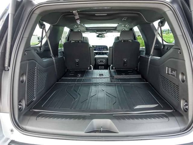 2026 Chevrolet Suburban LT - Photo 9