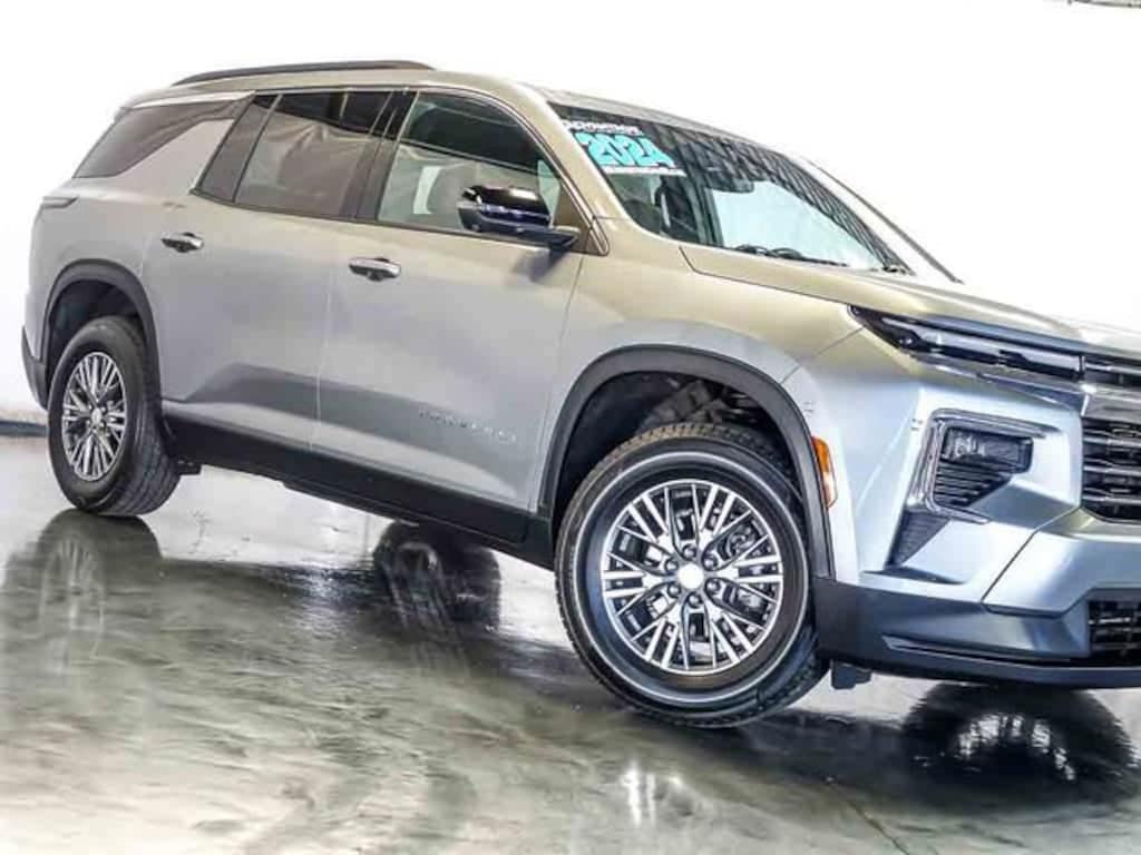Used 2024 Chevrolet Traverse LT SUV