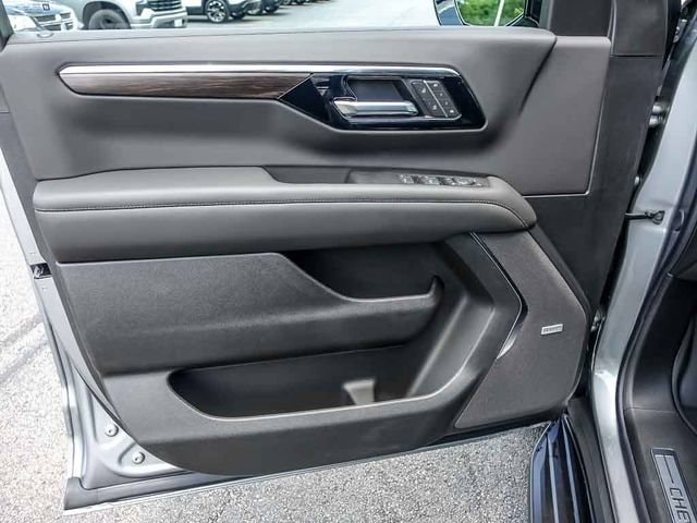 2026 Chevrolet Suburban LT - Photo 13