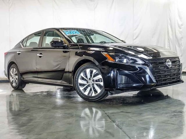 Used 2023 Nissan Altima S with VIN 1N4BL4BVXPN421906 for sale in Bolingbrook, IL