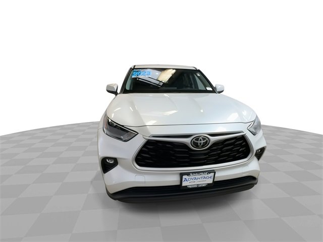 2023 Toyota Highlander LE photo 2