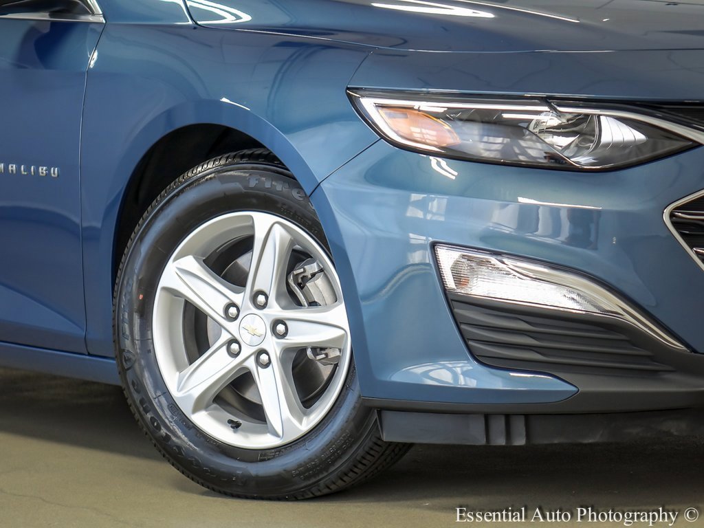 2025 Chevrolet Malibu LS photo 4