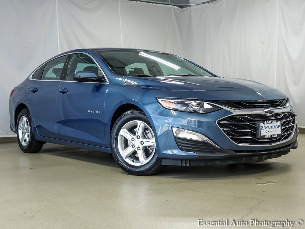 2025 Chevrolet Malibu LS photo 2