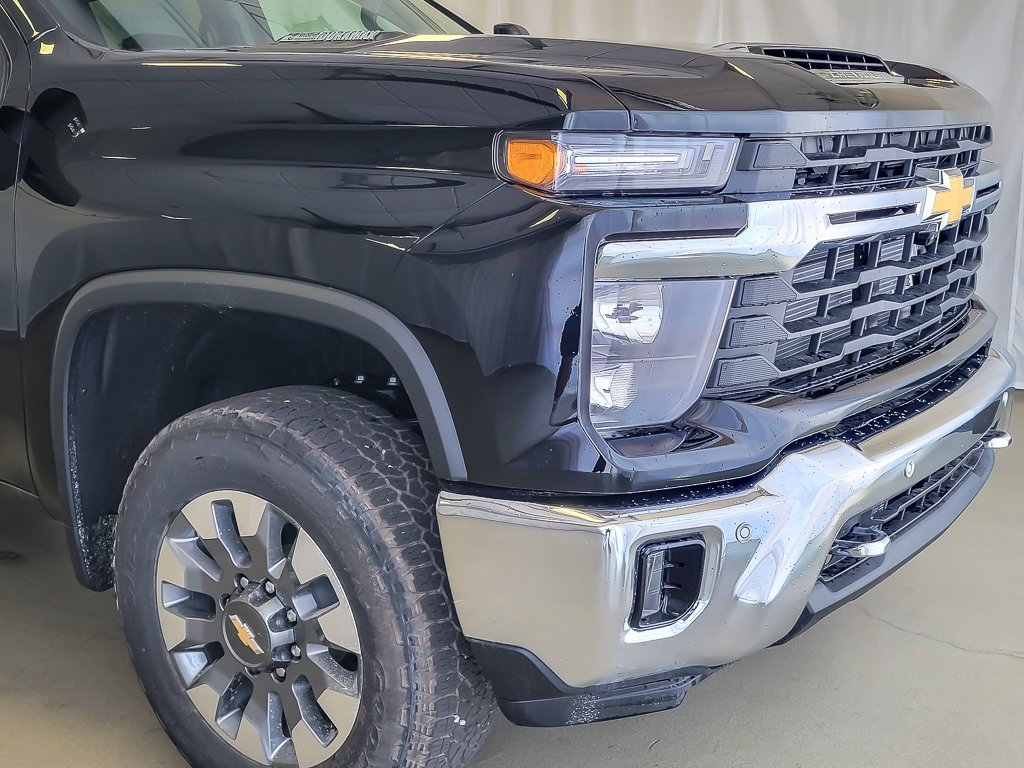 2025 Chevrolet Silverado 2500HD LT photo 3