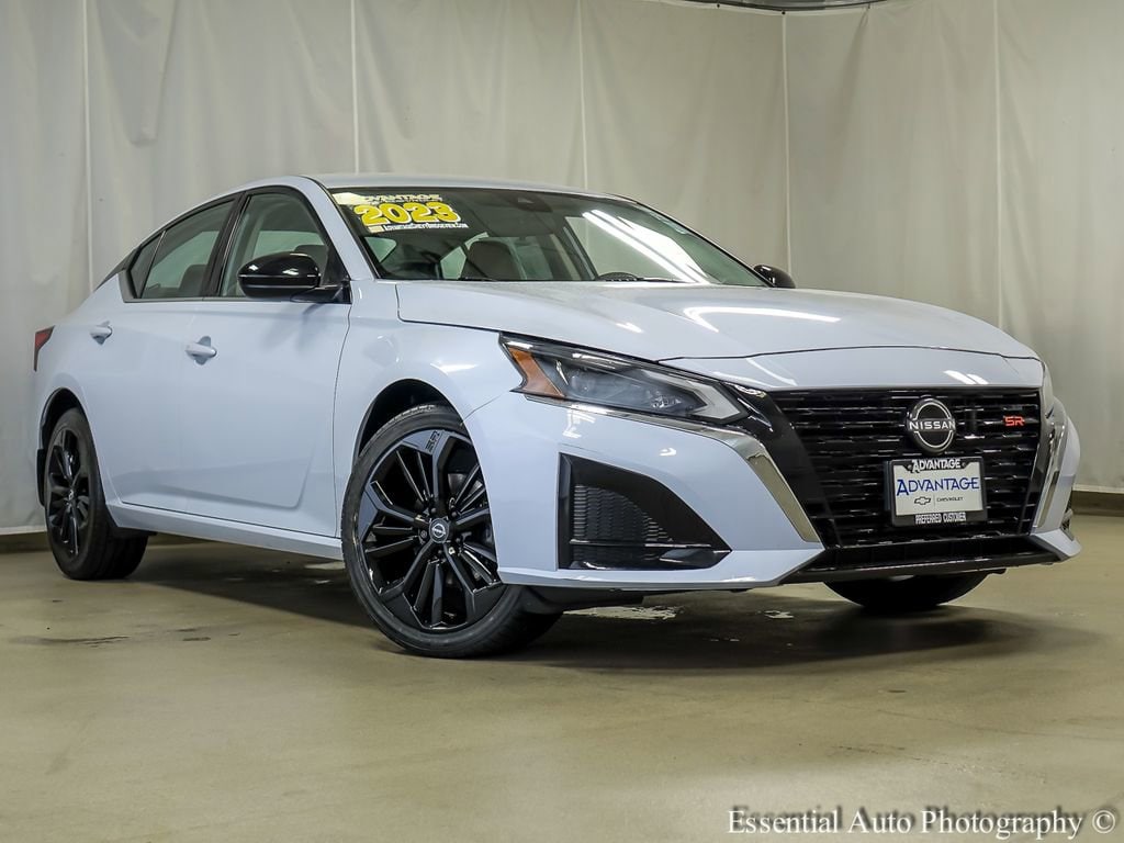 Used 2023 Nissan Altima SR with VIN 1N4BL4CW4PN332839 for sale in Bridgeview, IL