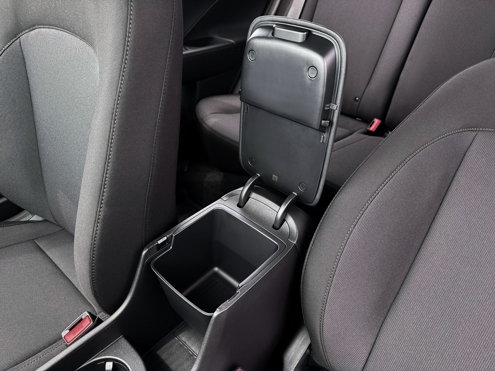 2026 Hyundai Kona SE photo 2