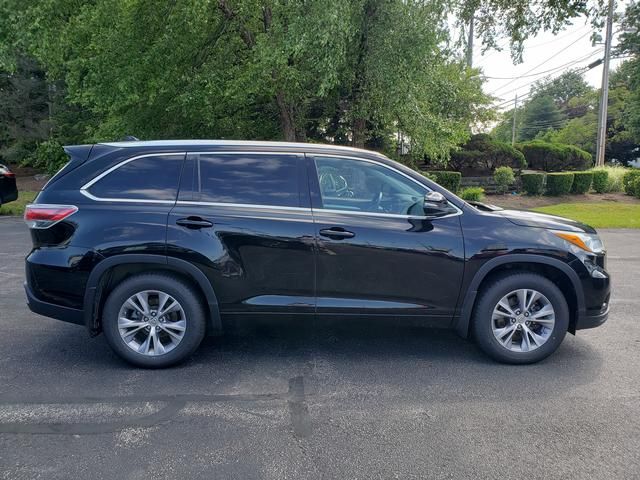 Used 2015 Toyota Highlander XLE with VIN 5TDJKRFH7FS204347 for sale in Painesville, OH