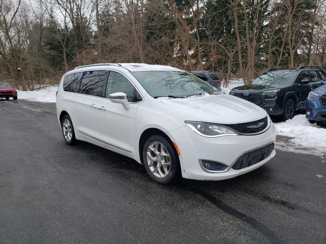 2019 Chrysler Pacifica Limited's photo