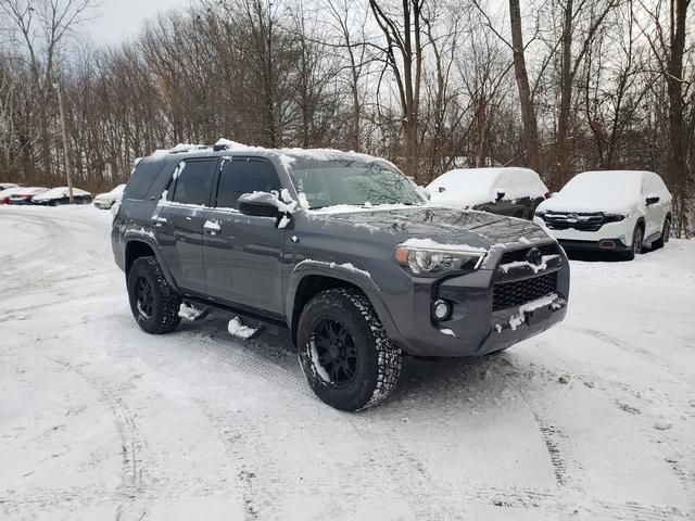 2018 Toyota 4Runner SR5's photo