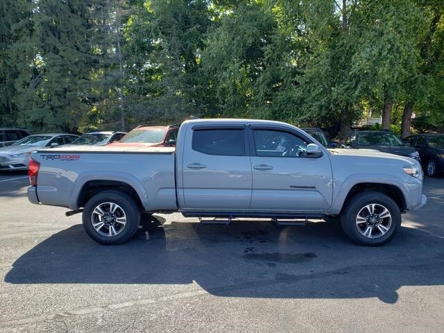 2018 Toyota Tacoma SR5 TRD Sport photo 2