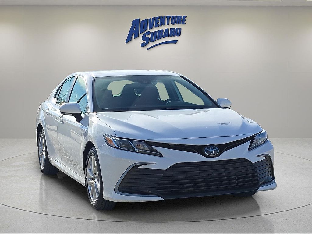 2022 Toyota Camry LE's photo