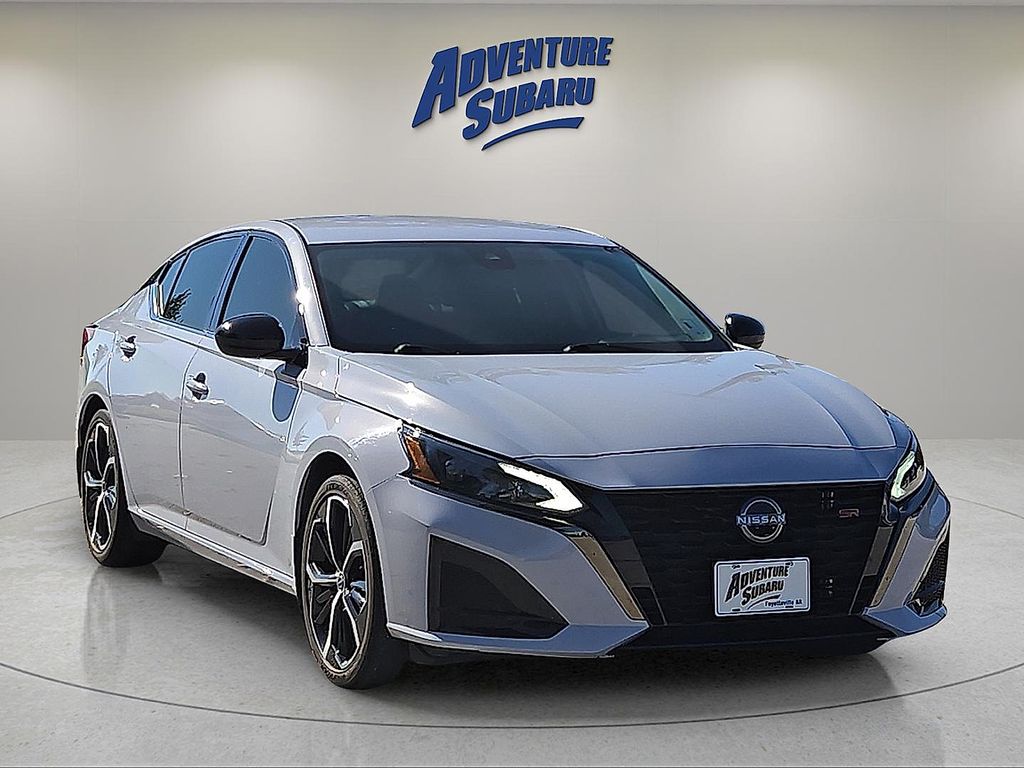 2023 Nissan Altima SR's photo