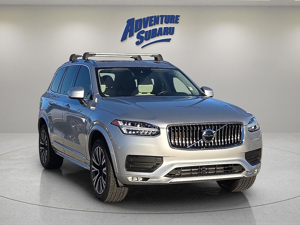 2020 Volvo XC90 Momentum's photo