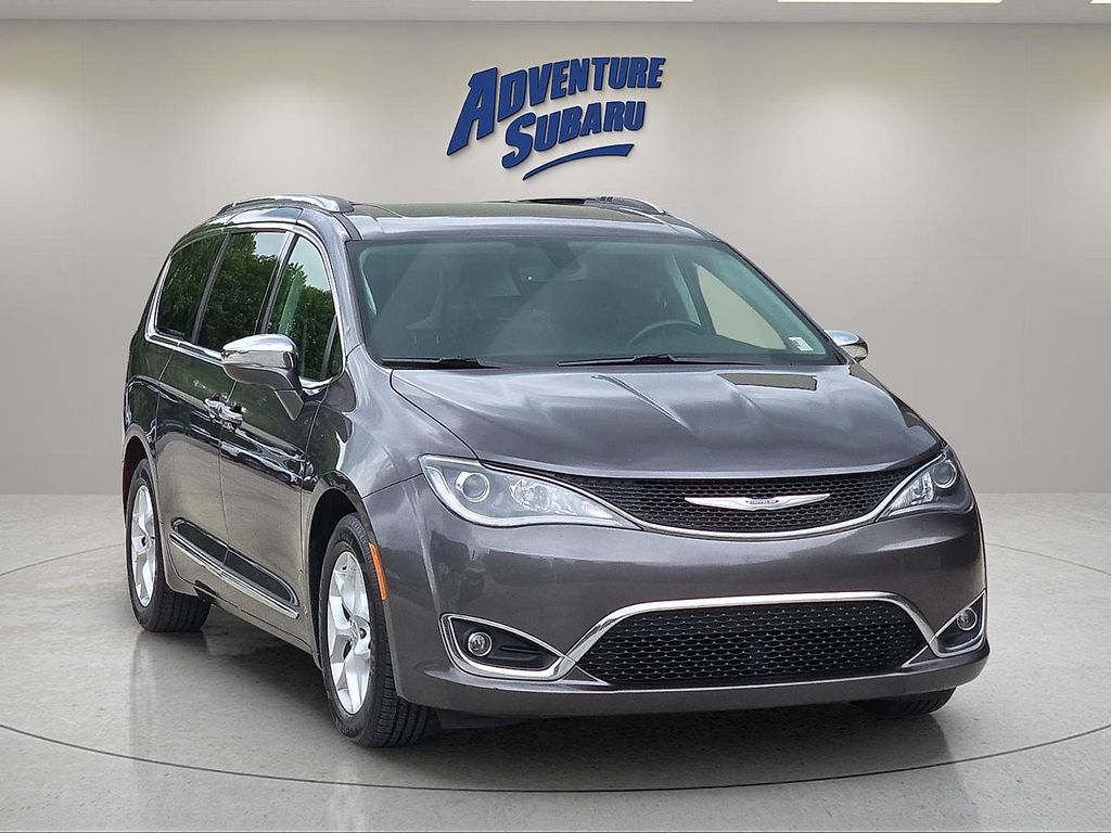 2020 Chrysler Pacifica Limited's photo