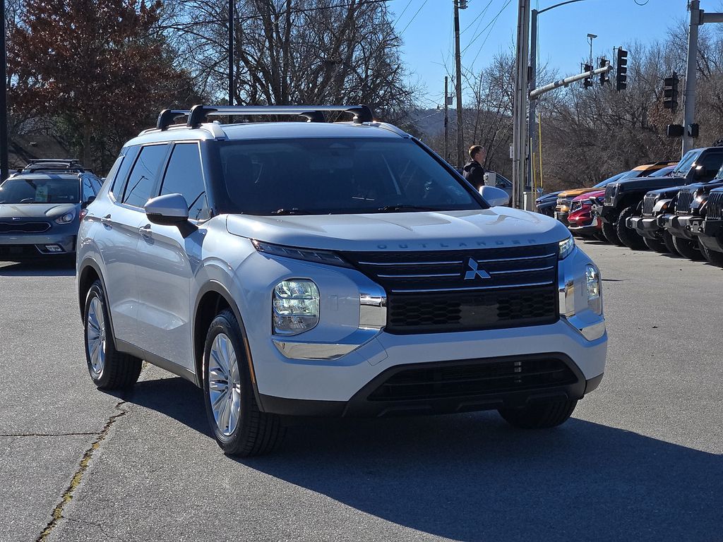 2022 Mitsubishi Outlander ES's photo