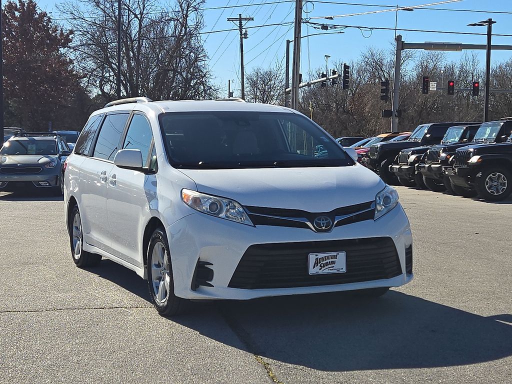 2020 Toyota Sienna LE's photo