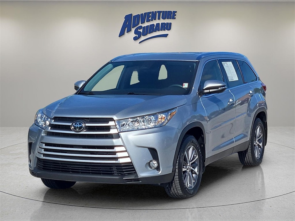 Used 2019 Toyota Highlander XLE with VIN 5TDJZRFH0KS618589 for sale in Fayetteville, AR