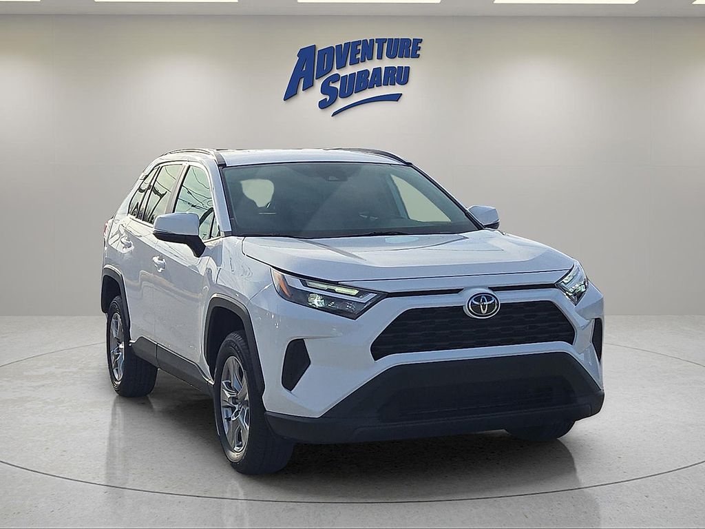 2023 Toyota RAV4 XLE's photo