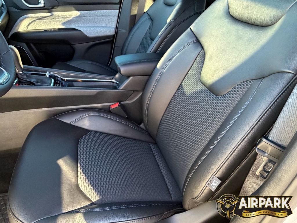 New 2026 Diamond Black Crystal Pearlcoat Jeep Latitude image 19