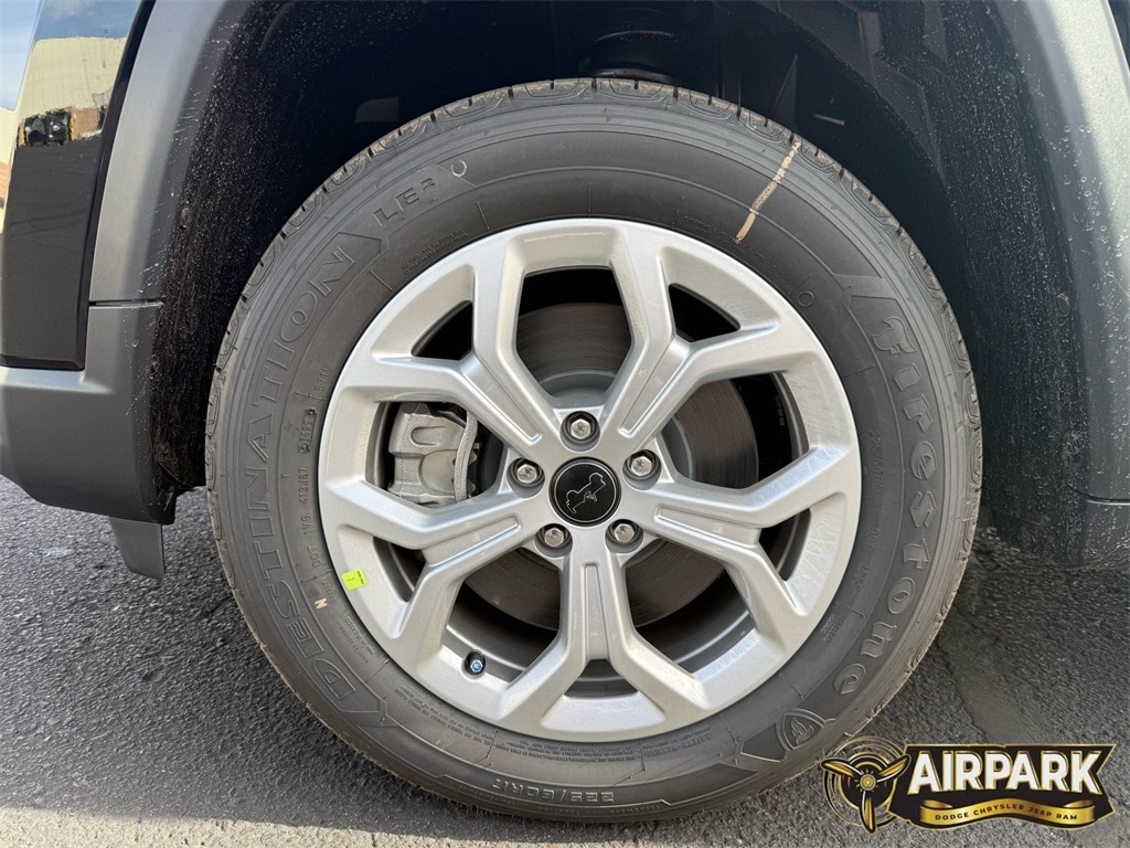 New 2026 Diamond Black Crystal Pearlcoat Jeep Latitude image 10