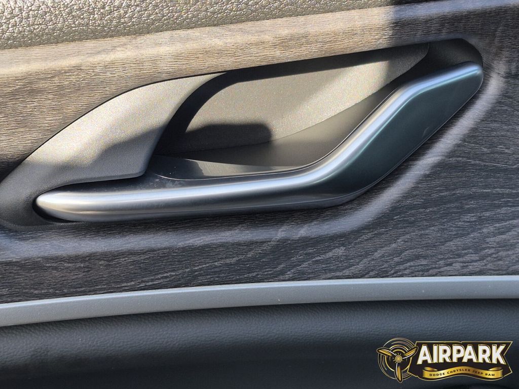 New 2026 Diamond Black Crystal Pearlcoat Jeep Laredo image 14