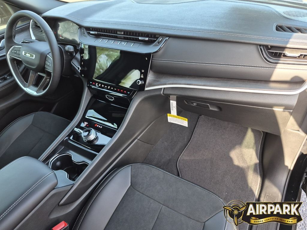 New 2026 Diamond Black Crystal Pearlcoat Jeep Laredo image 23