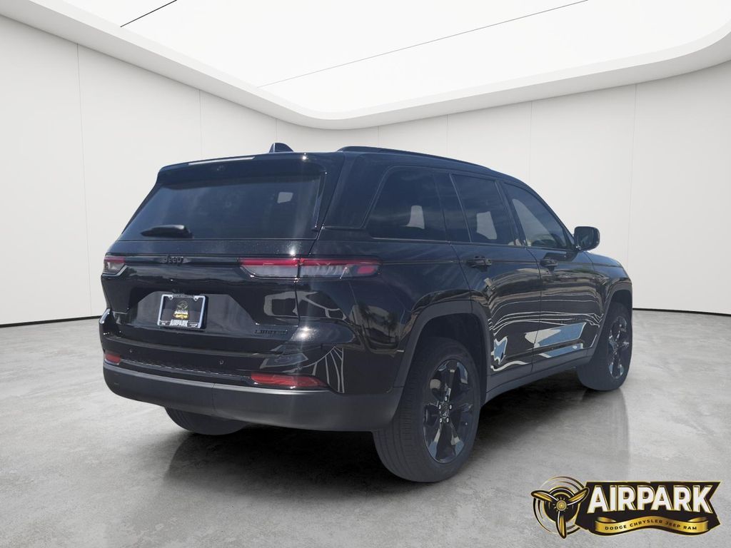 New 2025 Diamond Black Crystal Pearlcoat Jeep Limited image 4