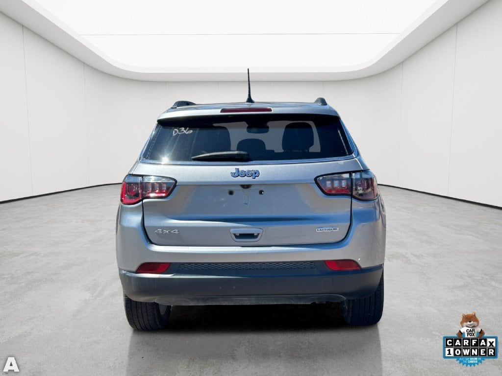 Used 2022 Billet Silver Metallic Clearcoat Jeep Latitude Lux image 9