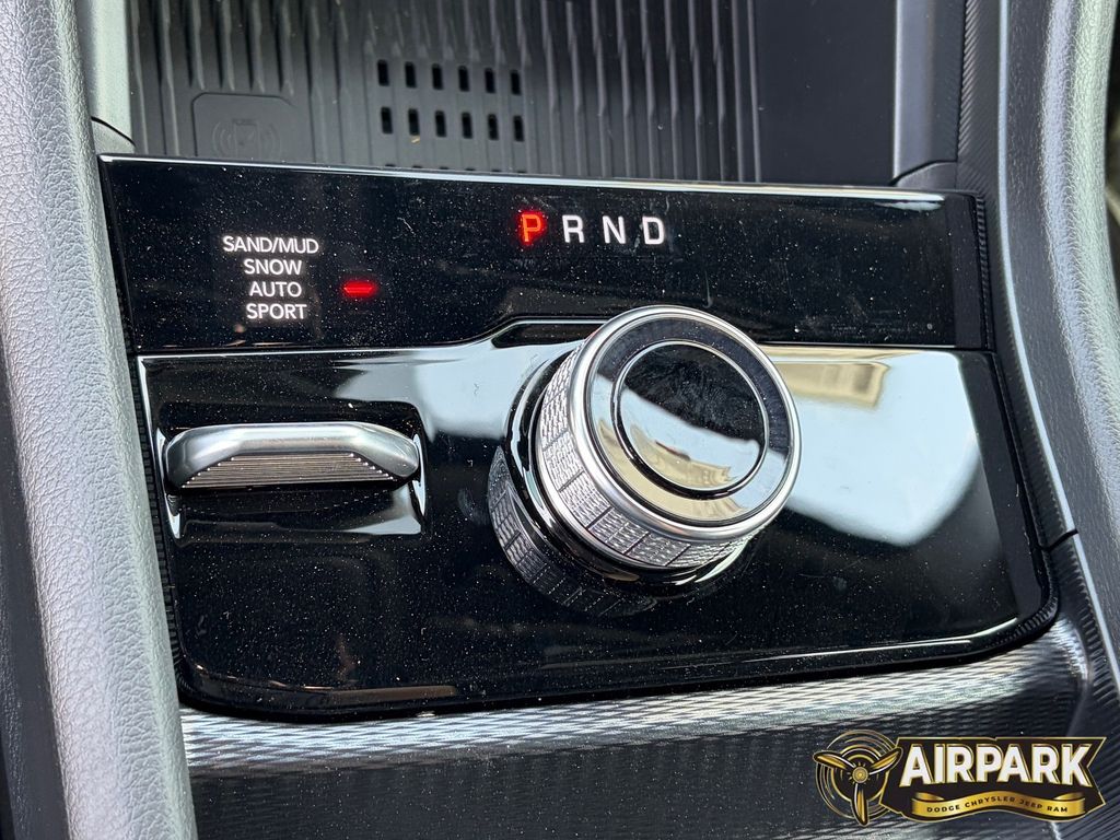 New 2026 Diamond Black Crystal Pearlcoat Jeep Laredo image 27