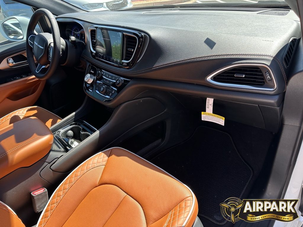 New 2024 Bright White Chrysler Pinnacle image 11