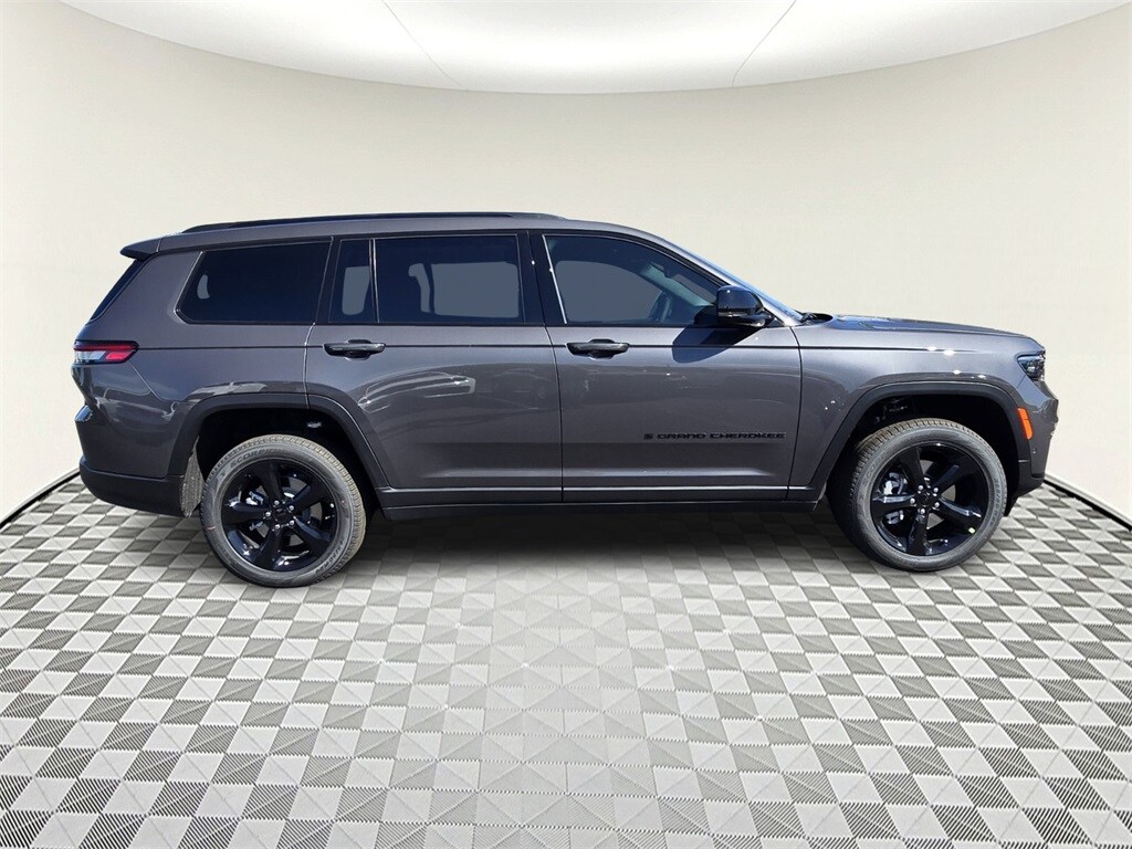 2025 Jeep Grand Cherokee Limited photo 3