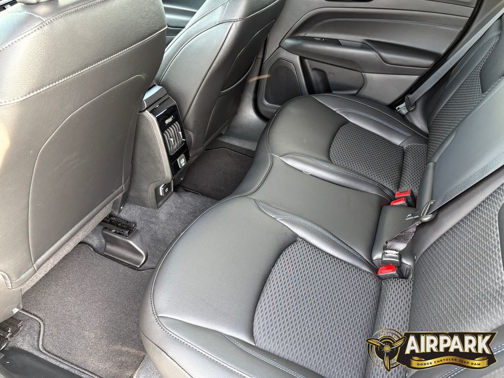 New 2026 Diamond Black Crystal Pearlcoat Jeep Latitude image 15