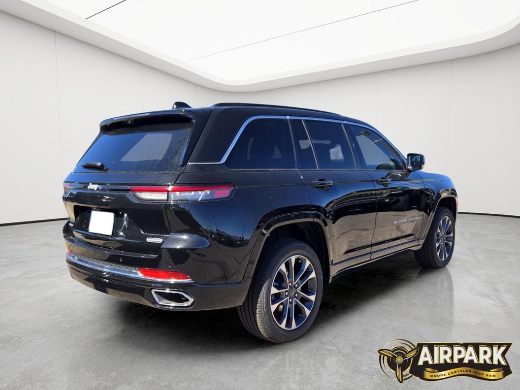 New 2025 Diamond Black Crystal Pearlcoat Jeep Overland image 4