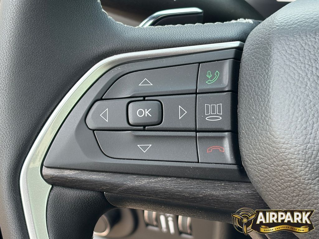 New 2026 Diamond Black Crystal Pearlcoat Jeep Laredo image 20