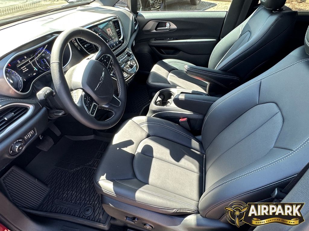 2025 Chrysler Pacifica Select - Photo 15