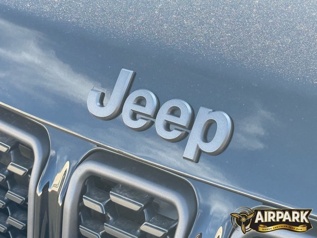 New 2026 Diamond Black Crystal Pearlcoat Jeep Latitude image 12