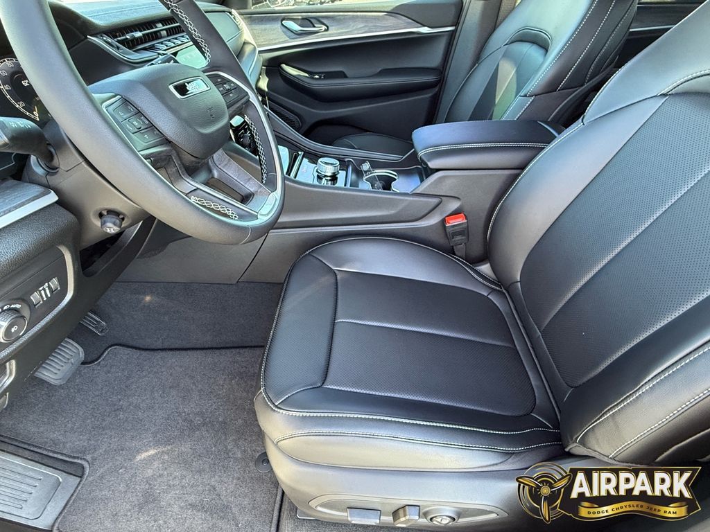 Used 2025 Silver Zynith Jeep Limited image 11