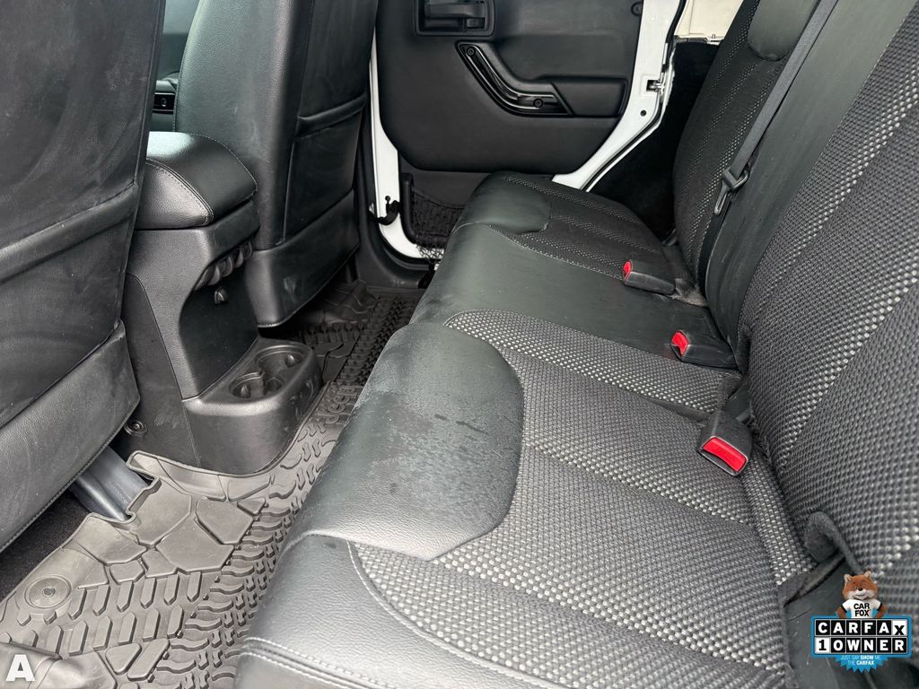 Used 2016 Bright White Clearcoat Jeep Unlimited Sahara image 24