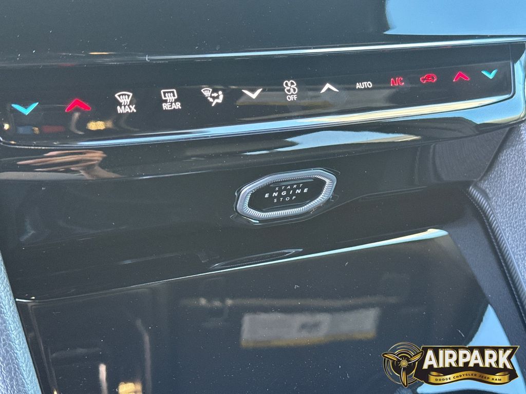 New 2026 Diamond Black Crystal Pearlcoat Jeep Laredo image 25
