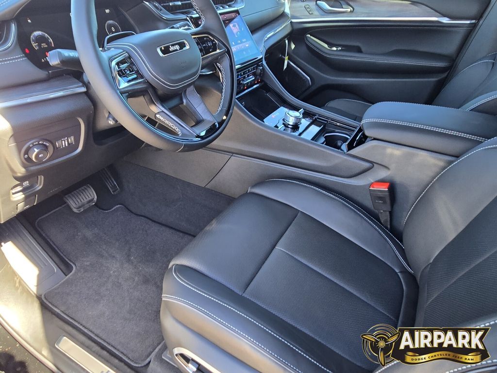 New 2025 Diamond Black Crystal Pearlcoat Jeep Overland image 17