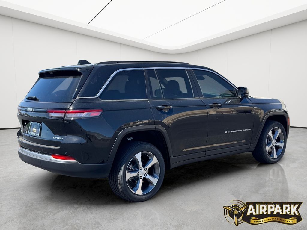 New 2026 Diamond Black Crystal Pearlcoat Jeep Limited image 4