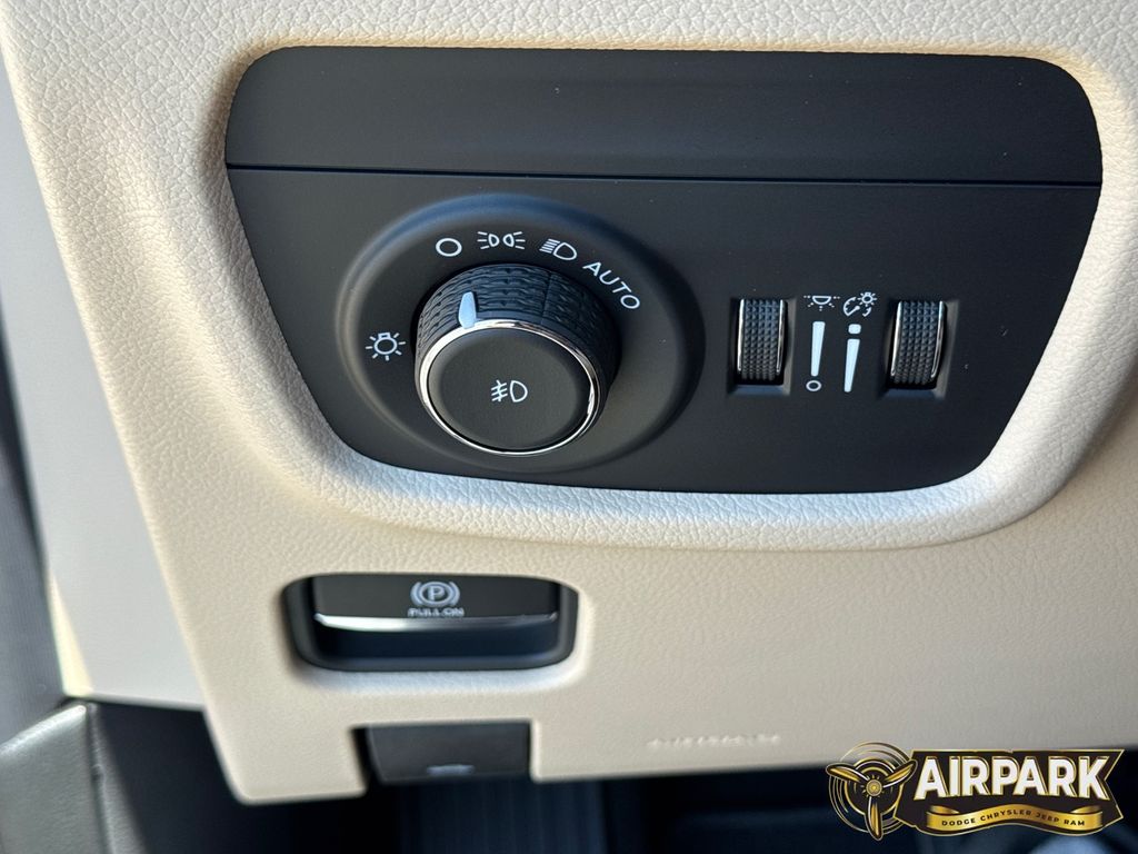 New 2026 Diamond Black Crystal Pearlcoat Jeep Limited image 30