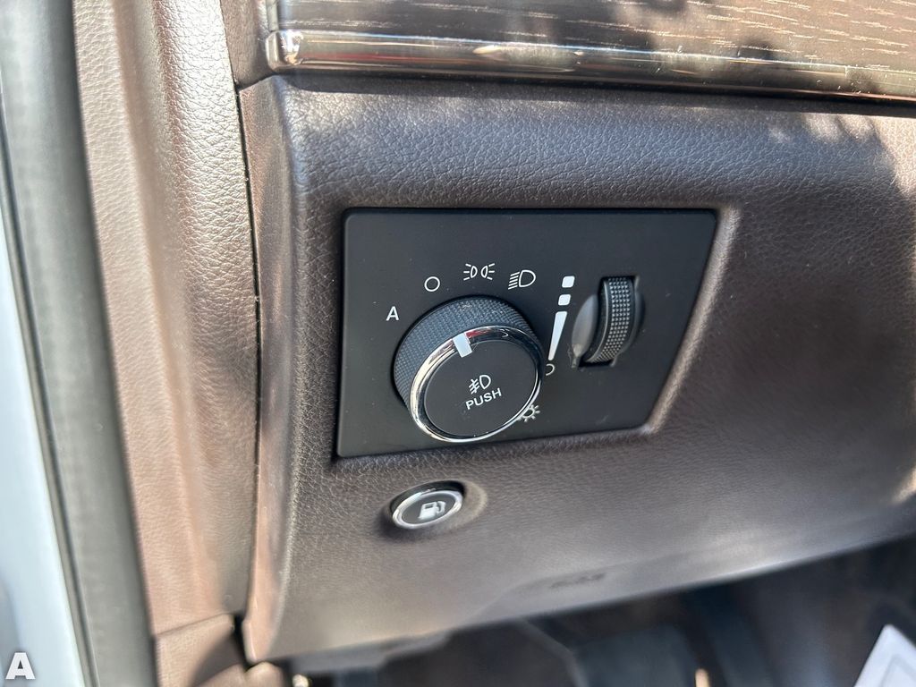 Used 2016 Ivory 3-Coat Jeep Summit image 27