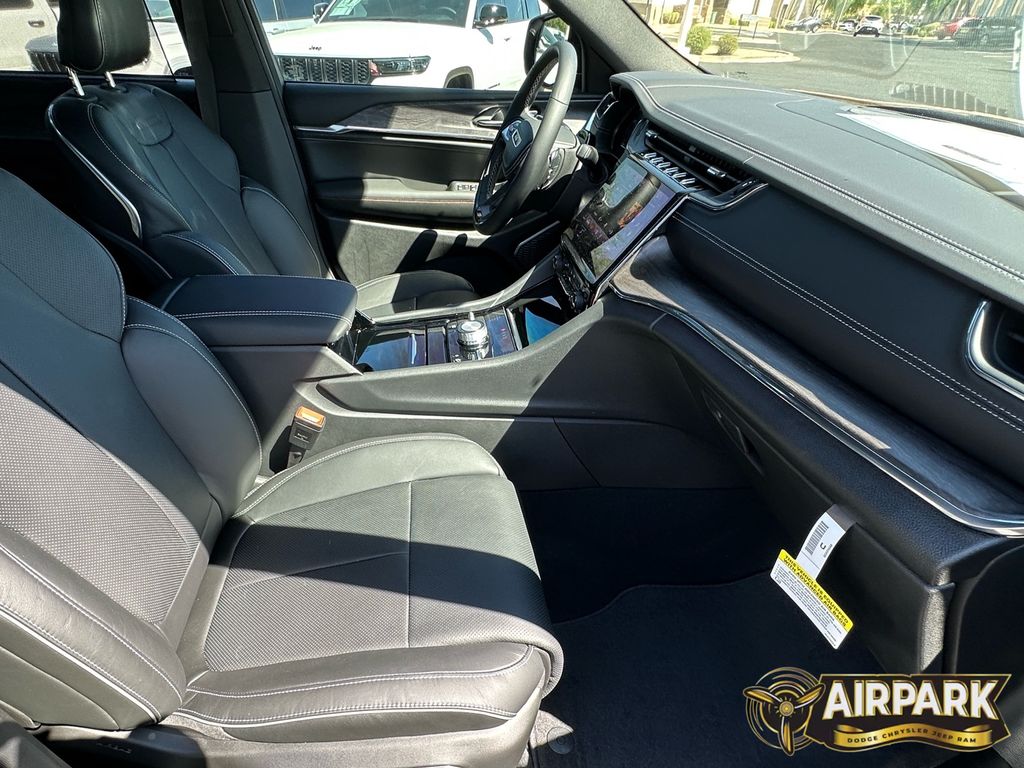 New 2025 Baltic Gray Jeep Overland image 10