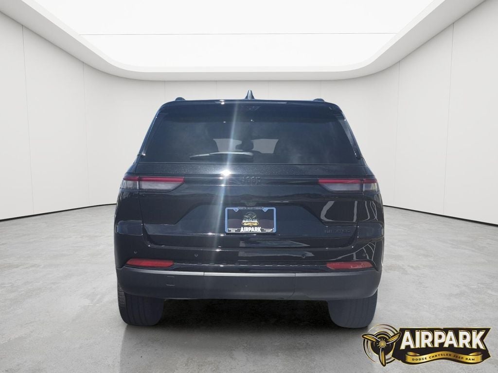 New 2025 Diamond Black Crystal Pearlcoat Jeep Limited image 5